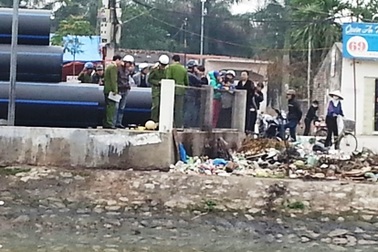 Phát hiện bộ cảnh phục và nhiều tư trang CSGT dưới hồ nước