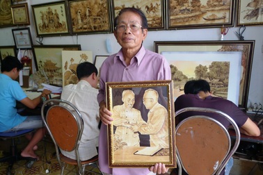 Giám đốc ngân hàng về hưu trở thành “vua” tranh lá thốt nốt