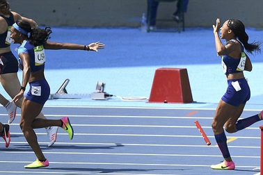 Đội chạy tiếp sức 4x100m nữ Mỹ vẫn vào chung kết dù đánh rơi gậy