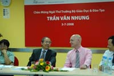 Thứ trưởng Bộ GD-ĐT Trần Văn Nhung thăm Viện Ngôn ngữ quốc tế ILA Vietnam