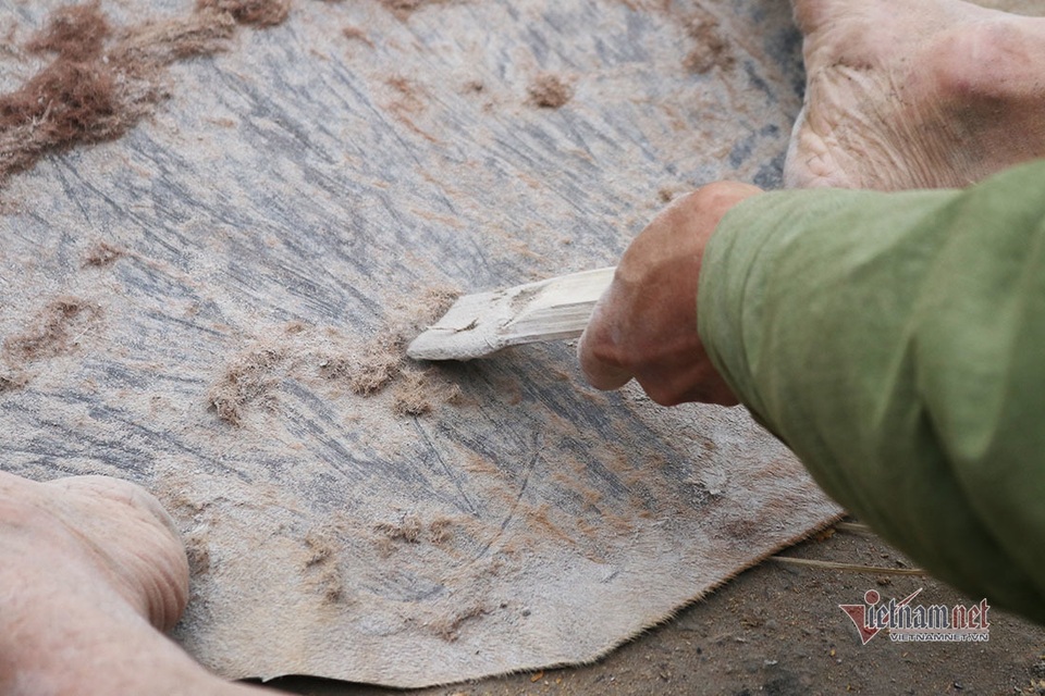 Hậu duệ 9 đời làm trống lý giải bí quyết chọn da trâu - 7