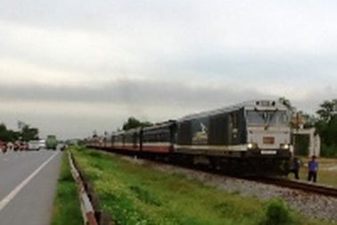 Va chạm với xe máy, tàu SE bị trễ hơn 15 phút