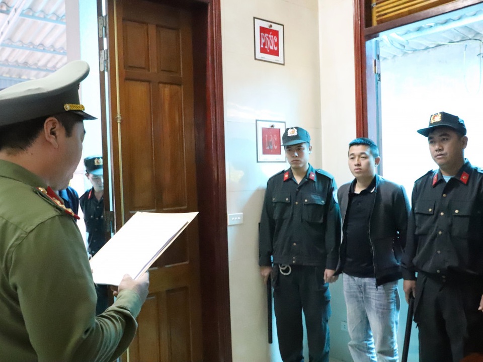 Mang súng đến bắn vào nhà con nợ - 1 Mang súng đến bắn vào nhà con nợ - 1