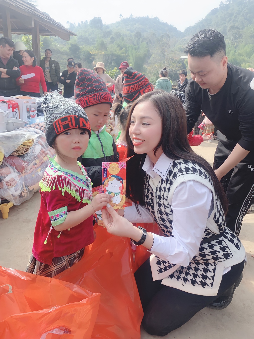 Á hậu Kathy Hương mang xuân ấm áp đến bản Mông biên giới - 4 Á hậu Kathy Hương mang xuân ấm áp đến bản Mông biên giới - 4