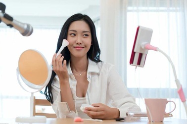 Vlogger tử vong vì quay video ăn sống rết độc, tắc kè... để “câu view” trên mạng xã hội