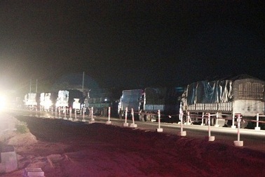 Hàng dài xe tải xếp hàng "né" trạm cân