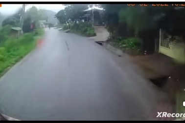 Tài xế giật mình khi người đi xe máy lạng lách ngay trước mũi xe