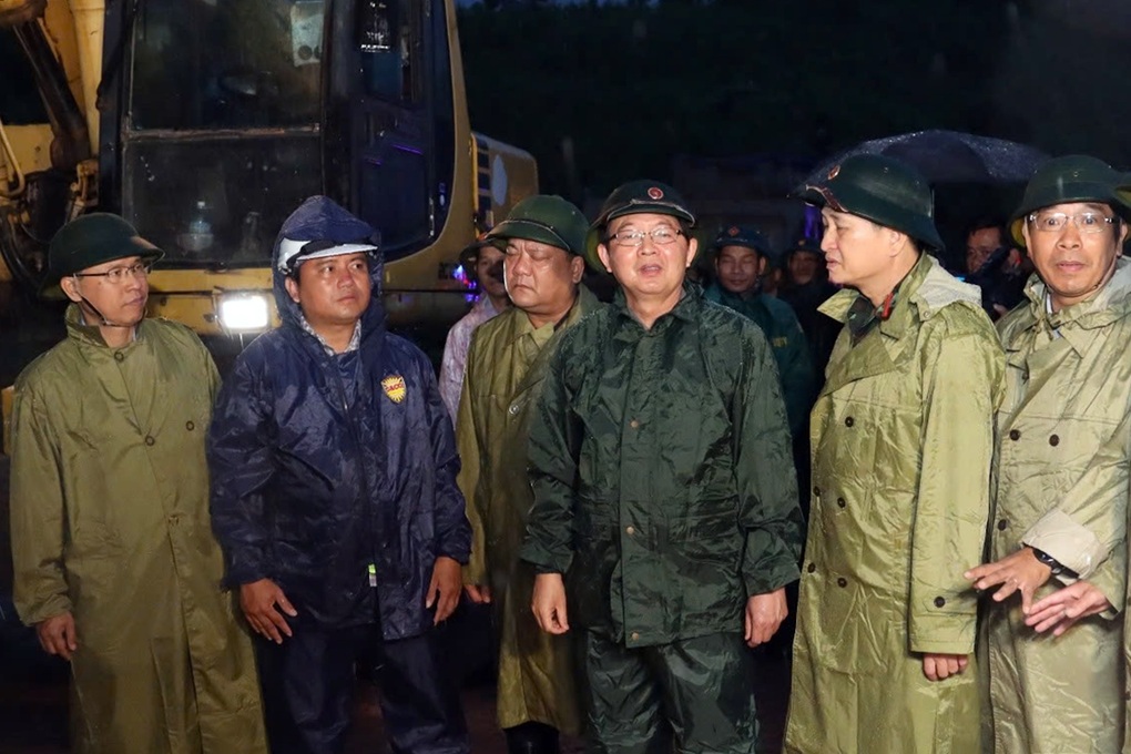 Phó Thủ tướng Hồ Quốc Dũng chỉ đạo khắc phục sạt lở tại đèo Khánh Lê - 1 Phó Thủ tướng Hồ Quốc Dũng chỉ đạo khắc phục sạt lở tại đèo Khánh Lê - 1