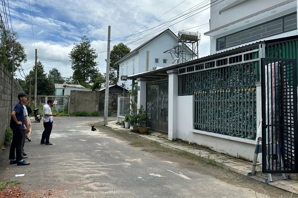 Vụ xây nhà trên đất người khác ở TPHCM: Thống nhất thuê thần đèn di dời - 1 Vụ xây nhà trên đất người khác ở TPHCM: Thống nhất thuê thần đèn di dời - 1