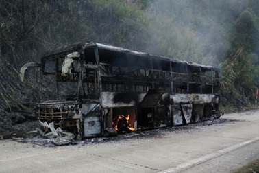 Xe khách cháy rụi trên đèo, 30 người thoát chết
