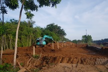 Tự ý thuê máy múc về đào phá đê, đe dọa khi bị người dân ngăn cản