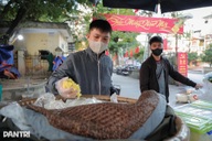 Nhân viên văn phòng ở Hà Nội sáng 4h dậy bán xôi, 8h đến công ty làm việc