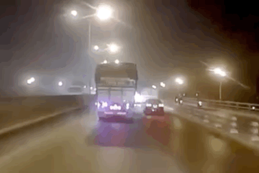 Chuyển làn không quan sát, xe tải đâm xe con quay ngang giữa cầu Thanh Trì