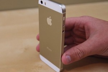 Khan hàng, iPhone 5S vàng được bán với giá 215 triệu đồng
