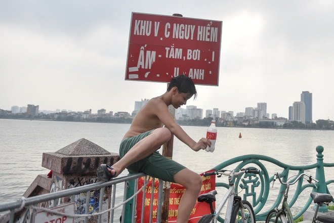 Hà Nội: Đua nhau vượt rào chắn Covid-19 xuống hồ Tây tắm giải nhiệt - 6