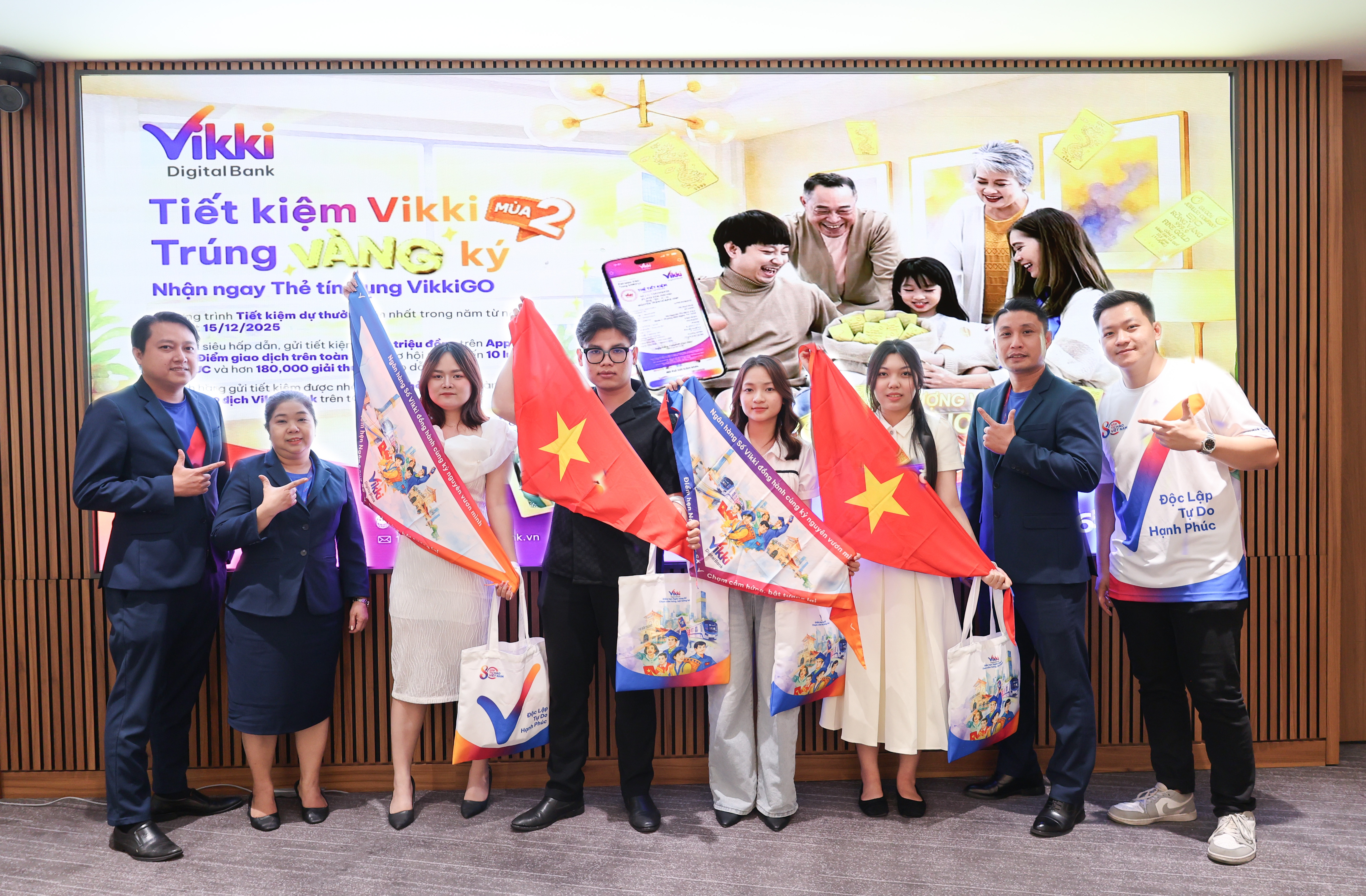 29 phần quà được trao trong phiên livestream “Tiết kiệm Vikki trúng vàng ký” mùa 2 - 1