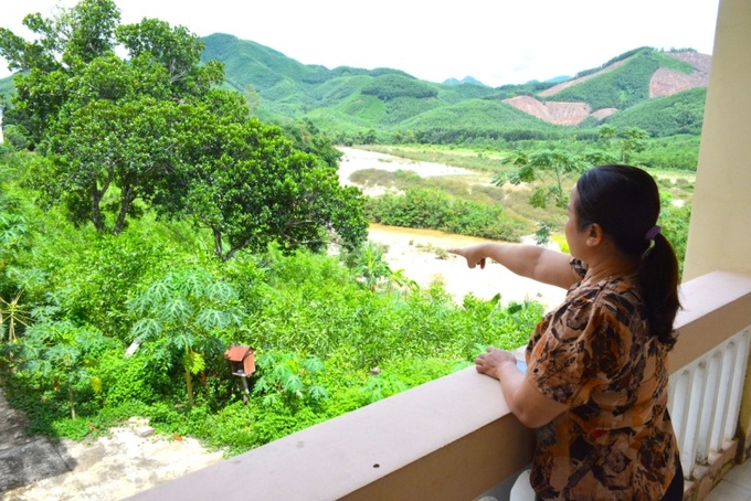 Chị Phạm Thị Minh Đôi-Chủ tịch UBND xã Ba Thành chỉ tay phía khúc cua lẹm sát vào ủy ban xã.