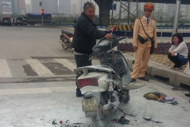 Hà Nội: Xe máy đang dừng đèn đỏ bất ngờ cháy dữ dội