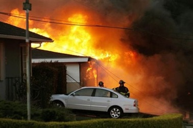 Mỹ: Nổ lớn, nhiều ngôi nhà gần sân bay nhấn chìm trong biển lửa