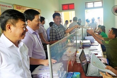 Hàng loạt lãnh đạo chủ chốt cấp huyện có quyết định nghỉ hưu trước tuổi