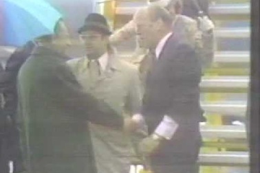 Tổng thống Gerald Ford ngã khi bước xuống bậc thang