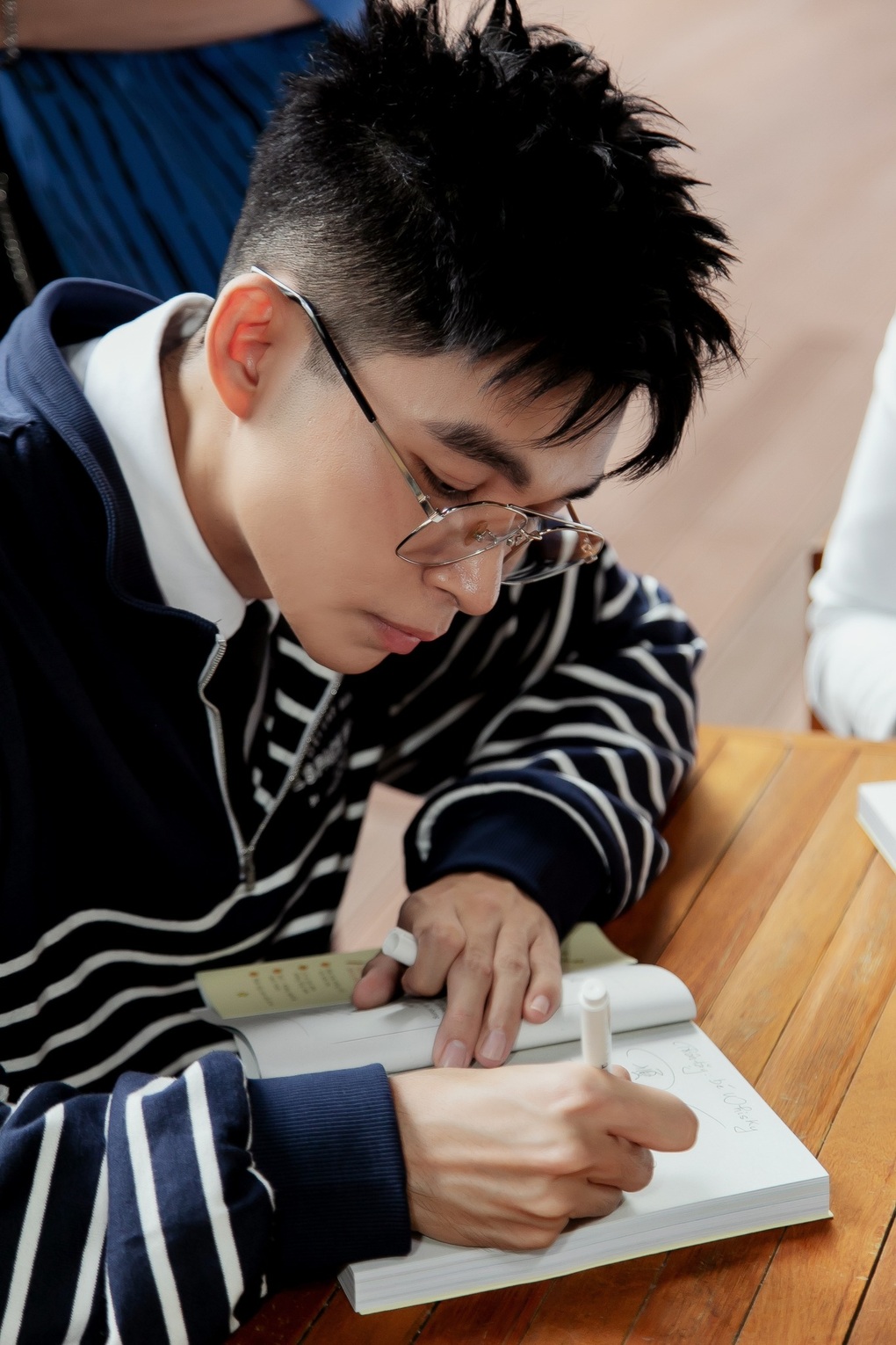 Jun Phạm: Tôi đi hát 7-8 năm trời nhưng vốn liếng không mua nổi căn nhà - 6 Jun Phạm: Tôi đi hát 7-8 năm trời nhưng vốn liếng không mua nổi căn nhà - 6