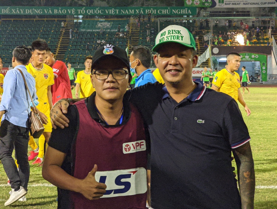 Đạo diễn Trần Minh Tuấn chụp ảnh cùng chủ tịch CLB Cần Thơ - ông Đắc Văn.jpg Đạo diễn Trần Minh Tuấn