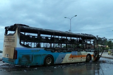 Xe khách cháy trơ khung khi đang lưu thông
