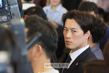 Vệ sĩ của tân Tổng thống Hàn Quốc “gây sốt” vì vẻ điển trai