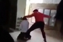 Thầy giáo đánh, tát nhiều học sinh sẽ bị xử lý khiển trách, chuyển trường