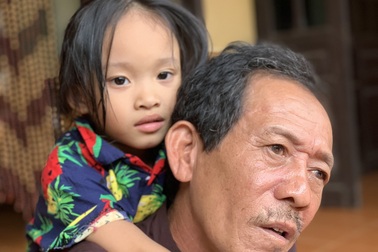 Ba chị em bé gái lớn lên trong vòng tay yêu thương của bạn đọc Dân trí