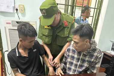 Nhóm thanh niên chuẩn bị hỗn chiến thì gặp công an