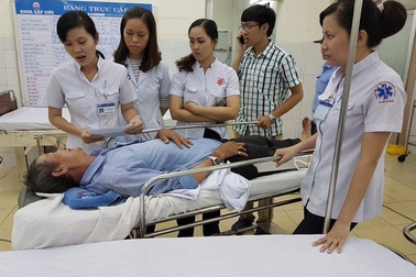 Nhân viên cấp cứu... đi bán vé số