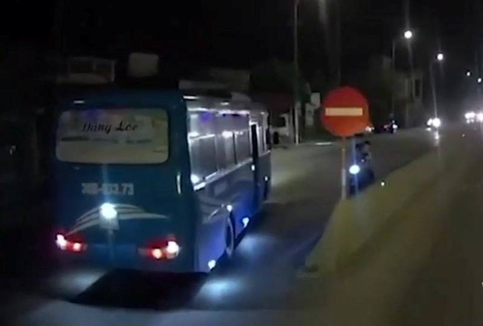 Xe khách chạy ngược chiều trên quốc lộ, suýt gây tai nạn - 1 Xe khách chạy ngược chiều trên quốc lộ, suýt gây tai nạn - 1