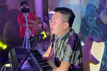 Ca sĩ khuyết tật vượt qua số phận đánh đàn cực hay trong Lễ kỷ niệm