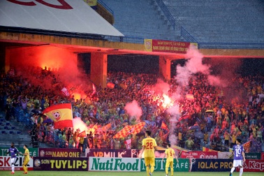 Sân Hàng Đẫy nhận án phạt kịch khung vì pháo sáng