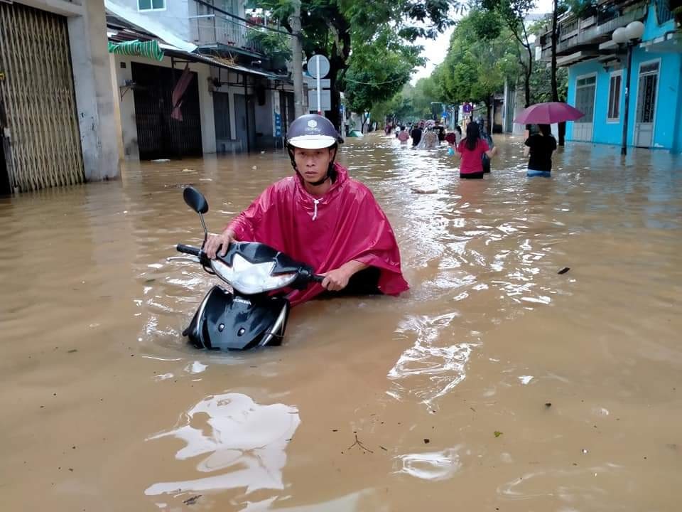 Thủy điện tiếp tục xả nước, Huế sẽ đón lũ lớn trong đêm - 1 Thủy điện tiếp tục xả nước, Huế sẽ đón lũ lớn trong đêm - 1