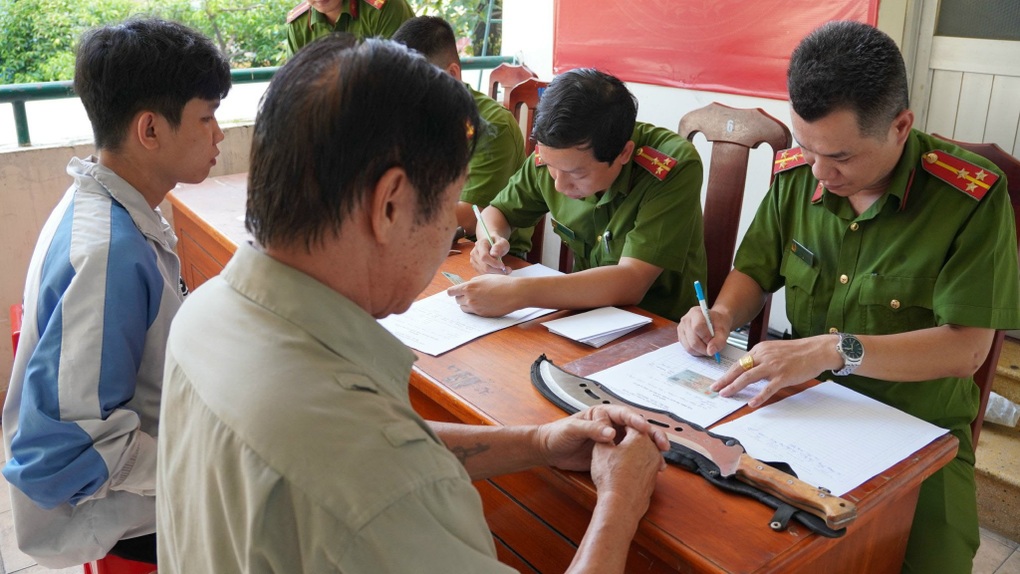Mang súng đạn, mã tấu đến công an phường ở TPHCM đổi lấy tiền - 1