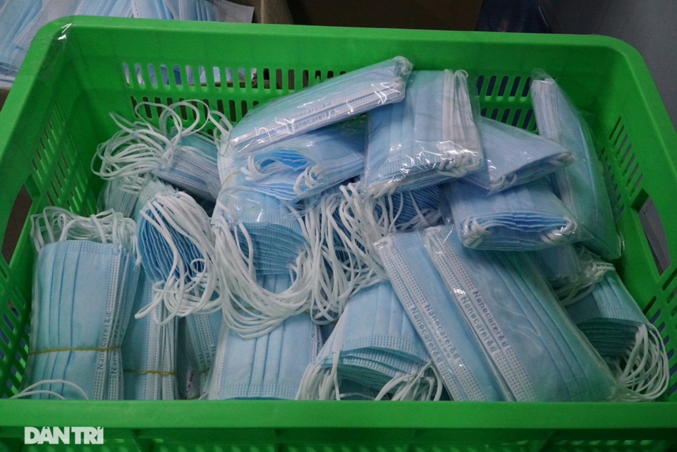 Đột nhập cơ sở sản xuất khẩu trang “siêu bẩn” giữa mùa dịch Covid-19 - 2 Đột nhập cơ sở sản xuất khẩu trang “siêu bẩn” giữa mùa dịch Covid-19 - 2