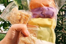 Rảnh rỗi mùa dịch, các mẹ đua nhau mua bột ngũ sắc về dạy con tự làm bánh