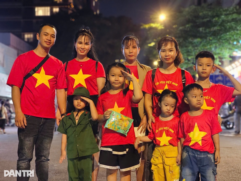 Trình diễn trống hội trong đêm hợp luyện diễu binh tại TPHCM - 2 Trình diễn trống hội trong đêm hợp luyện diễu binh tại TPHCM - 2