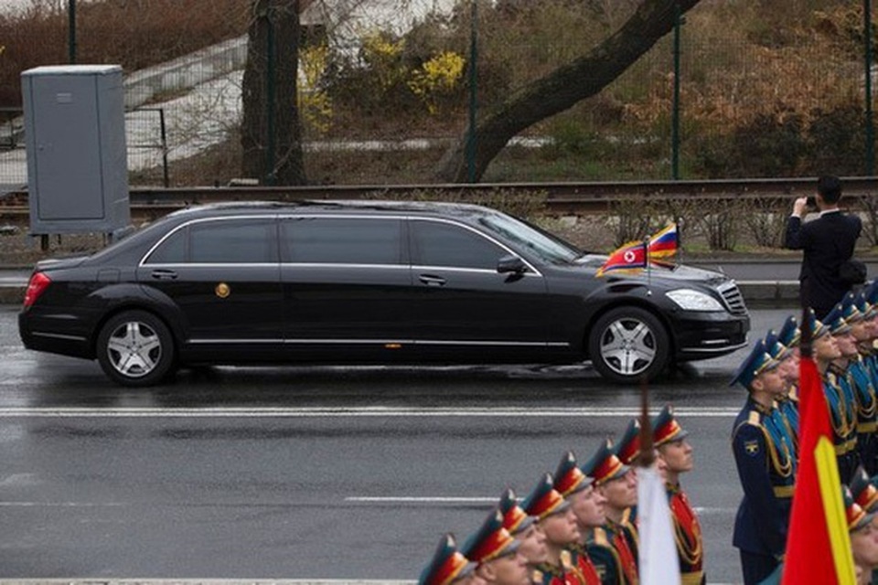 Soi chiếc SUV hạng sang ông Kim Jong-un lái đi thăm vùng lũ - 7 Soi chiếc SUV hạng sang ông Kim Jong-un lái đi thăm vùng lũ - 7