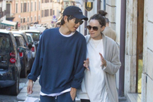 Khoảnh khắc ngọt ngào của Song Joong Ki bên vợ và con trai