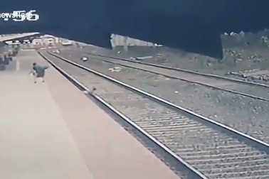 Nhân viên đường sắt dũng cảm cứu em bé khỏi bị tàu đâm