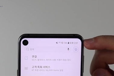 Thực tế smartphone “màn hình đục lỗ” Galaxy A9 Pro mới ra mắt của Samsung