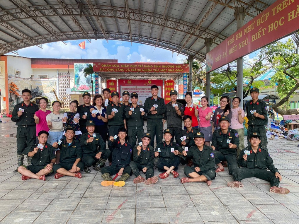 Giáo viên phát “phiếu bé ngoan” cho chiến sĩ dọn dẹp sau lũ - 3 Giáo viên phát “phiếu bé ngoan” cho chiến sĩ dọn dẹp sau lũ - 3