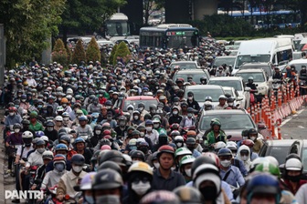Hai giờ cho 12km: Thành phố đang trả giá đắt vì kẹt xe