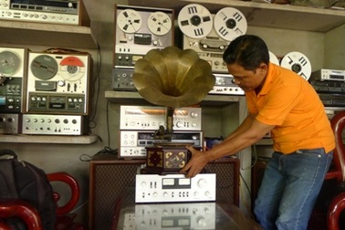 Ông chủ quán cà phê sở hữu những món đồ cổ “khủng”