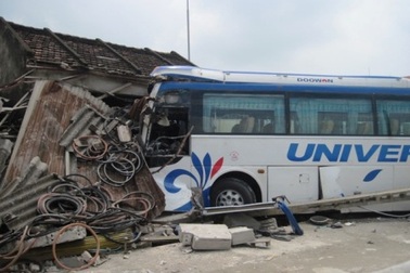 Xe khách cán chết cụ ông, tông sập nhà dân