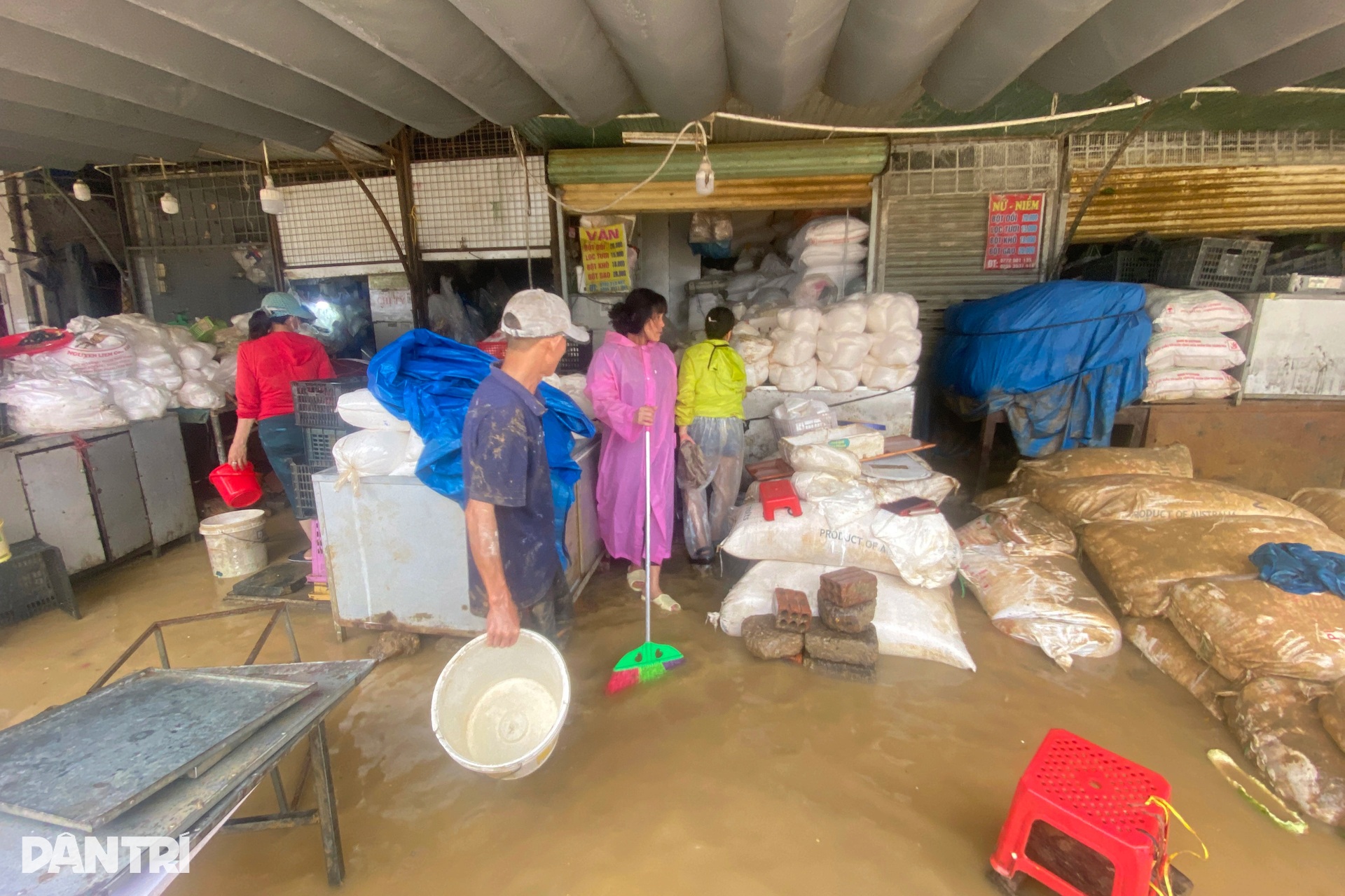 Chợ truyền thống lớn nhất Huế tan hoang sau lũ, nhiều mặt hàng khan hiếm - 5 Chợ truyền thống lớn nhất Huế tan hoang sau lũ, nhiều mặt hàng khan hiếm - 5